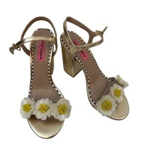 Betsey Johnson women's Gold with White Flowers Heeled Sandal Size 6.5